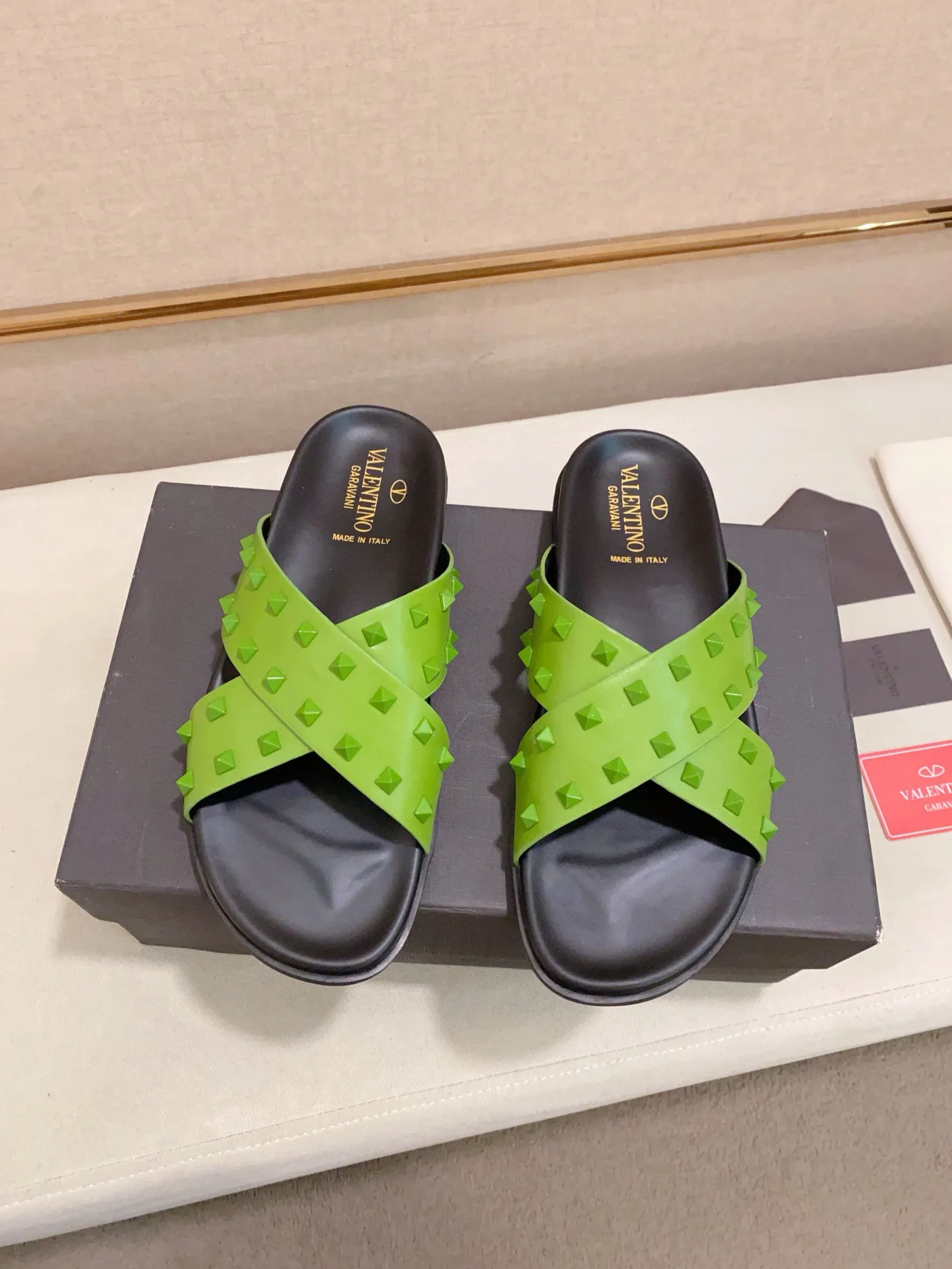 Men's shoes💰: 440💰[Valentino] New men's boutique slippers, counter quality, classic plaid, the actual workmanship is quite complex🔰The uppers are made of imported fabrics➕🐑Sheepskin lining, which tests the craftsman's craftsmanship➕original PU outsole. Size: 38-44 (45 can be customized, non-refundable)